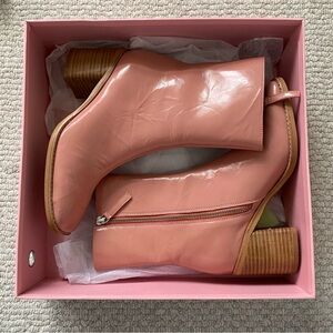 INTENTIONALLY BLANK Boots Size 7